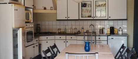 ثلاجة، ميكروويف، غسالة أطباق، ماكينة لصنع القهوة/الشاي