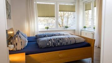 5 chambres, bureau, fer et planche Ă repasser, lit parapluie