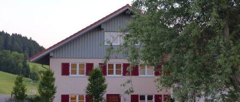 المنشأة من الخارج