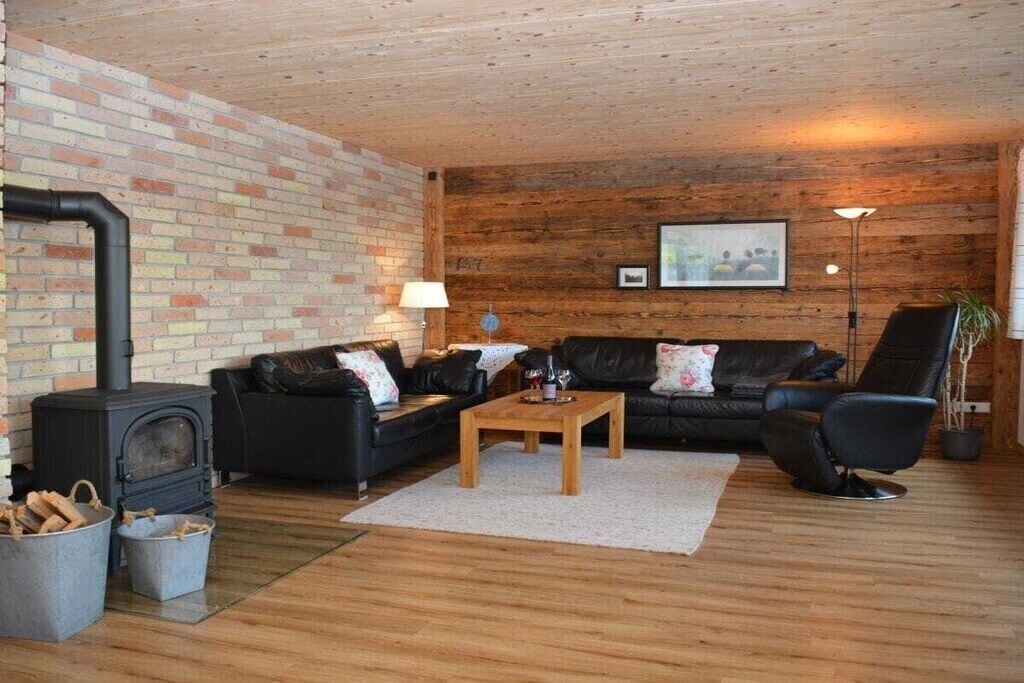 Una Smart TV, una chimenea, una mesa de tenis de mesa