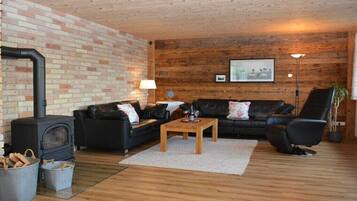 Una Smart TV, una chimenea, una mesa de tenis de mesa