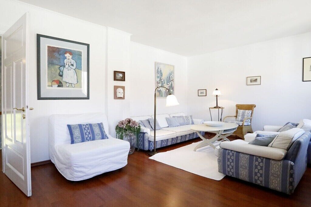 Smart-TV, DVD-Player, Bücher, Stereoanlage