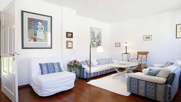 Smart-TV, DVD-Player, Bücher, Stereoanlage