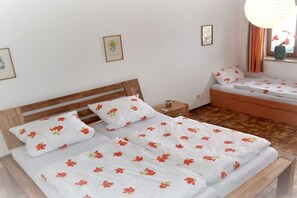 3 quartos, ferros/tábuas de passar roupa, acesso à internet