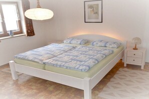 3 bedrooms, iron/ironing board, Internet, bed sheets