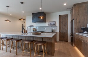 Fridge, microwave, oven, stovetop - *Newly Built*Teewinot&Targhee Basin Luxury Suites ⁓Hot Tub,Downtown Driggs (Driggs)