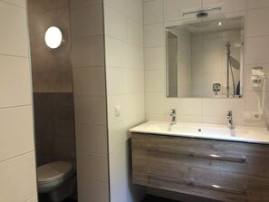 Douche, séchoir à cheveux, serviettes fournies, papier de toilette