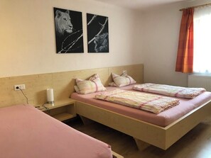 4 bedrooms, internet, bed sheets