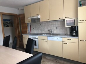 Mikrowelle, Herdplatte, Geschirrspüler