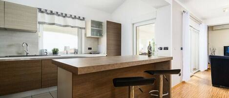 Frigorifero, microonde, forno, piano cottura