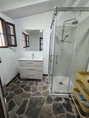 シャワー、ヘアドライヤー、タオル、石鹸