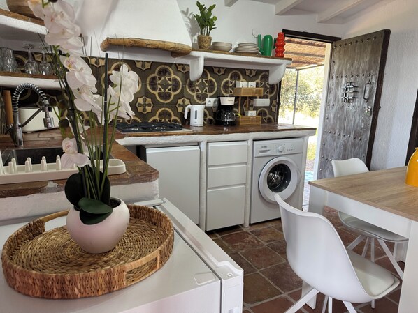 ثلاجة، فرن، موقد طهي مسطح، غسالة أطباق