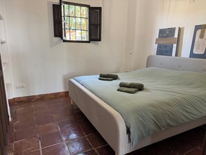 Desk, travel cot, free WiFi, bed sheets