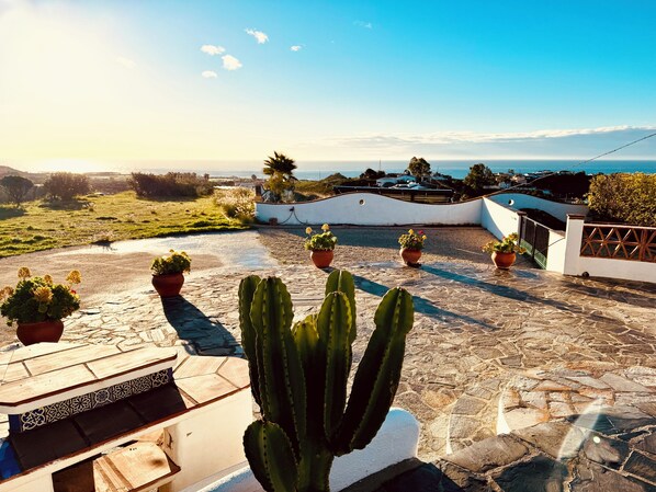 Unclassified image, 1 of 20, button