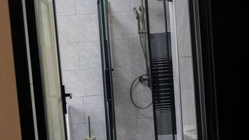Regadera, secadora de cabello, toallas, jabón