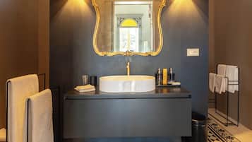 Asciugacapelli, bidet, asciugamani, sapone