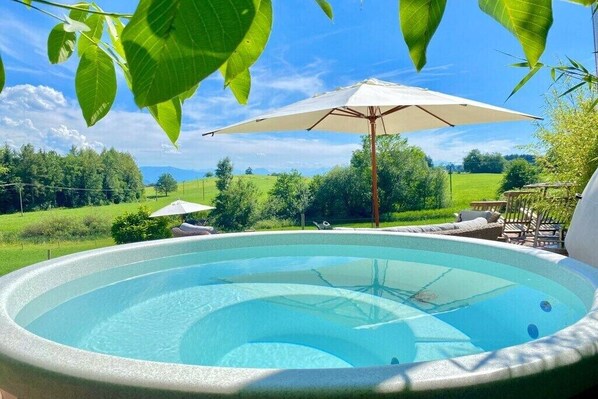 Outdoor spa tub