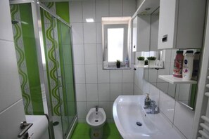 Hårtørrer, bidet, håndklæder, Sæbe
