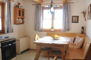 Réfrigérateur, un four, surface de cuisson