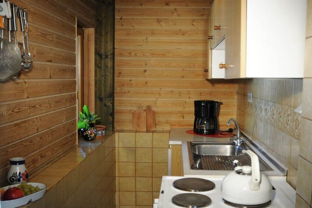 Kühlschrank, Ofen, Herdplatte, Esstisch