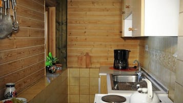 Kühlschrank, Ofen, Herdplatte, Esstisch