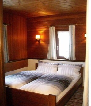 1 bedroom, bed sheets