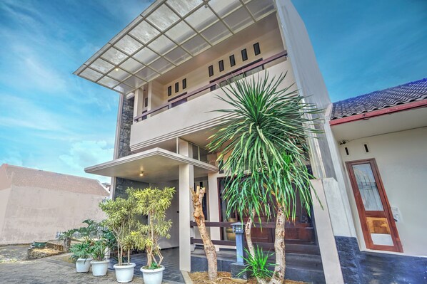 Front of property - OYO 94769 Griya Djati Syariah 2 (Malang)