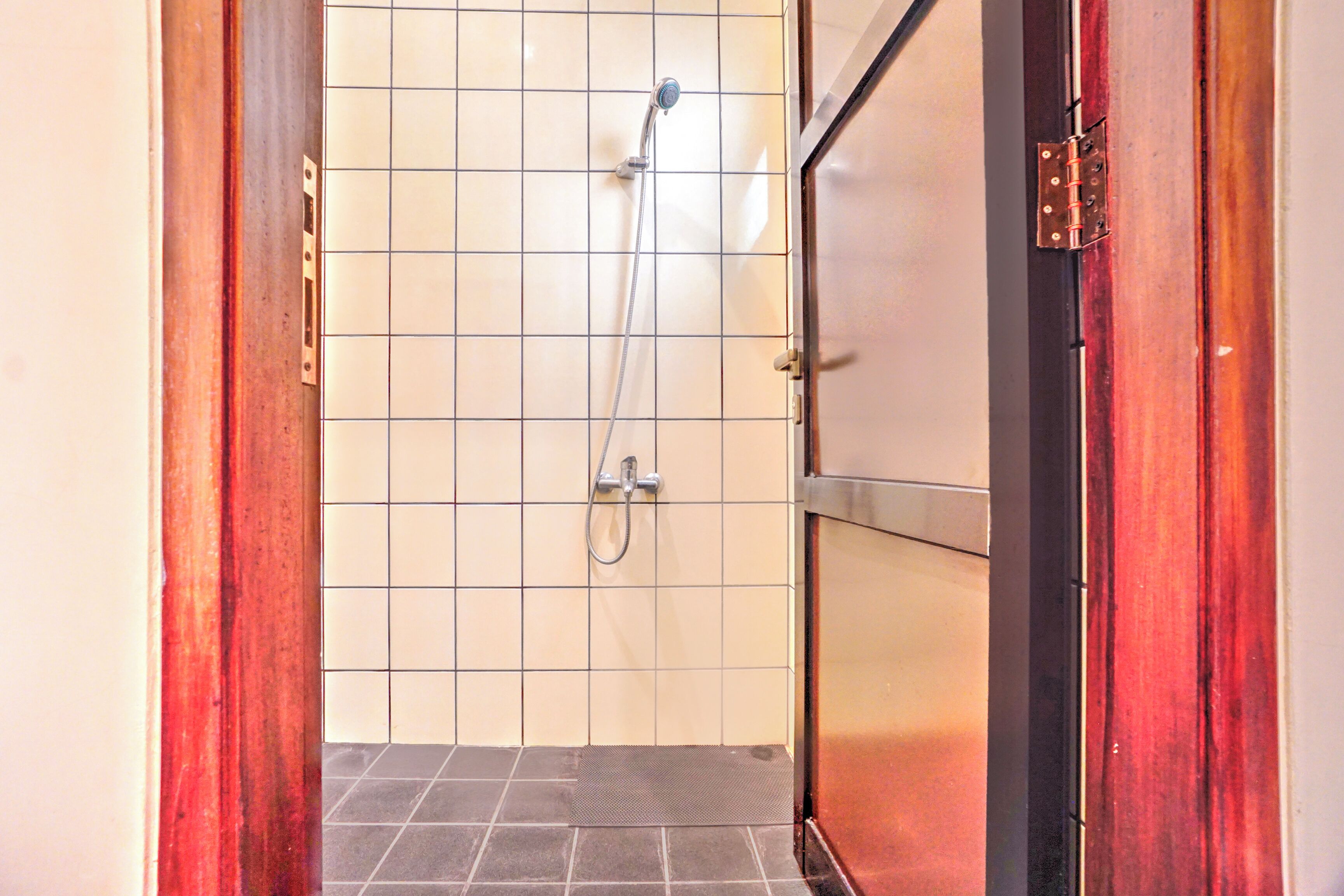 标准双人房 | 浴室 | 淋浴设施、毛巾