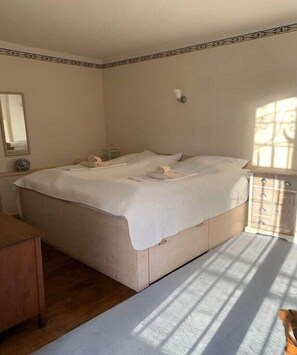 2 bedrooms, iron/ironing board, Internet