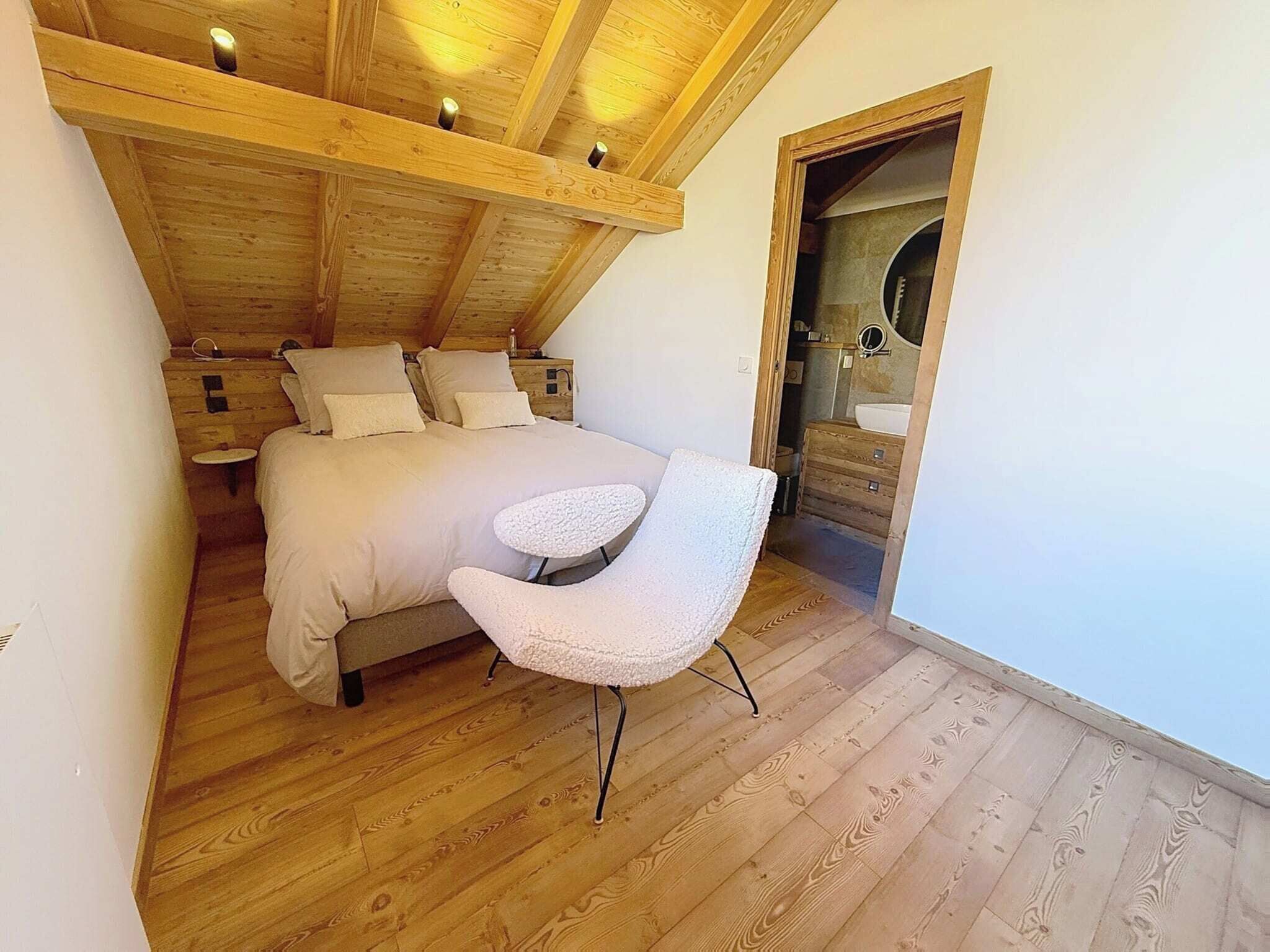 3 habitaciones, tabla de planchar con plancha y ropa de cama 