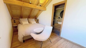 Une chambre à coucher avec un lit, une chaise et un plafond en bois.