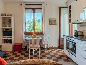 Fridge, microwave, oven, cookware/dishes/utensils