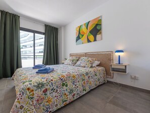 2 bedrooms, desk, Internet