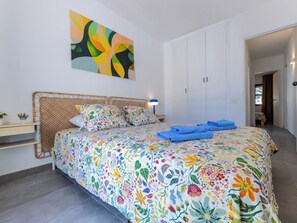2 bedrooms, desk, Internet