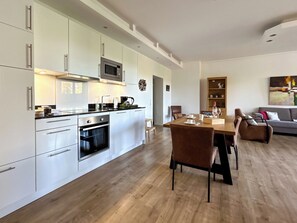 Een koelkast, een microgolfoven, een oven, een kookplaat