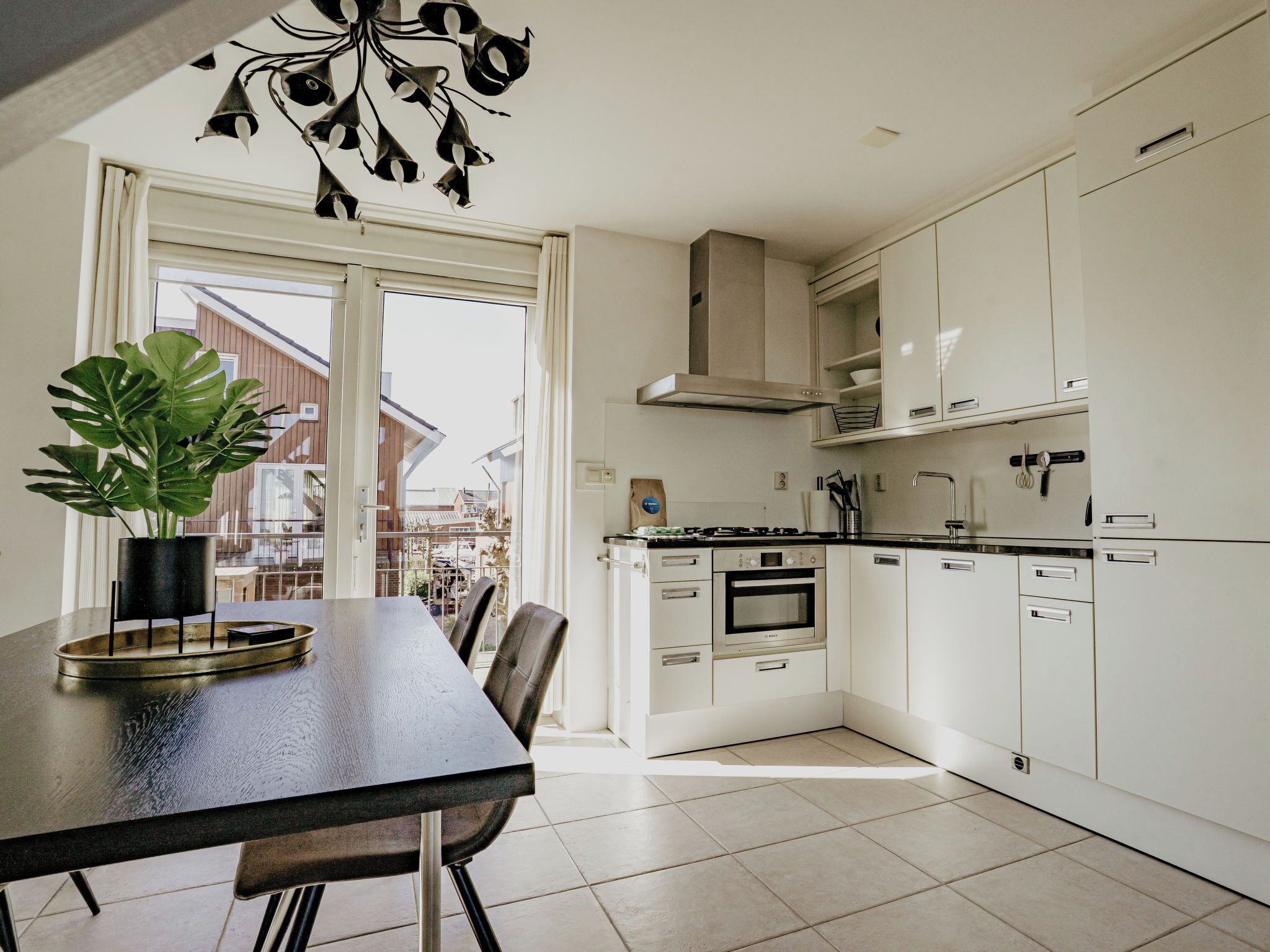 冷蔵庫、食器洗い機、調理器具と食器