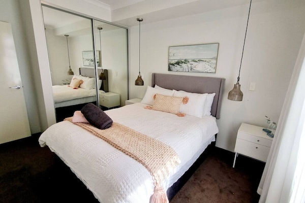 2 bedrooms, desk, iron/ironing board, WiFi