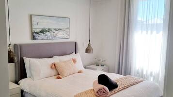 2 bedrooms, desk, iron/ironing board, WiFi