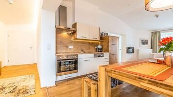 Fridge, oven, stovetop, dishwasher