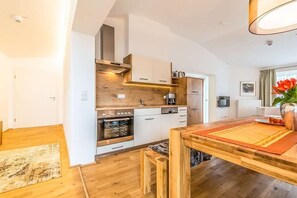Frigorífico, horno, placa de cocina y lavavajillas