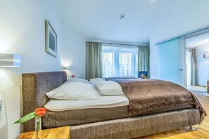 3 bedrooms, internet, bed sheets
