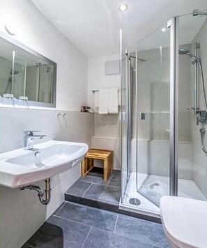 Shower, hair dryer - One-bedroom apartment (Oberstaufen)