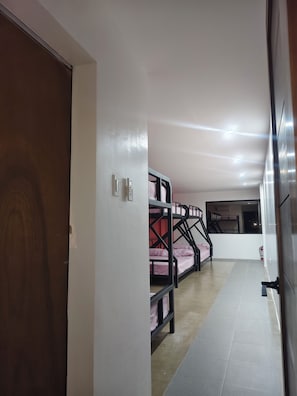 5 bedrooms, internet, bed sheets