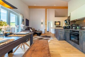 Fridge, oven, stovetop, dishwasher