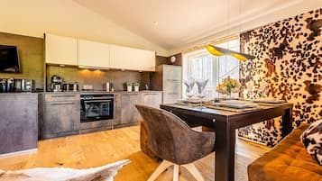 Fridge, oven, stovetop, dishwasher