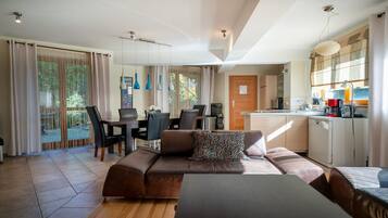 Apartemen (11) | Area keluarga | TV layar datar