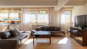 Apartment (11) | Living area | Flat-screen TV
