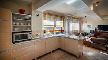 Apartment (11) | Private kitchen | Fridge, stovetop, espresso maker, cookware/dishes/utensils