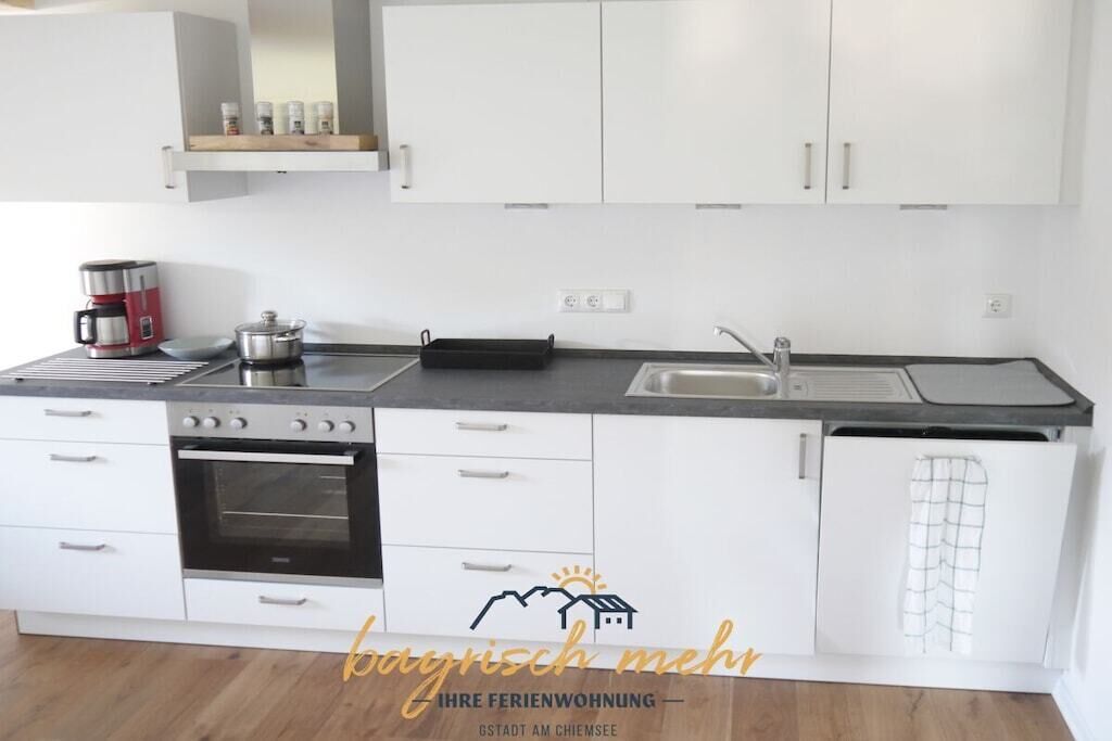 Een koelkast, een oven, een kookplaat, een vaatwasser