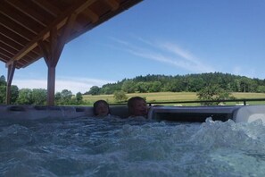 Outdoor spa tub - Holiday home with 3 bedrooms (Meßstetten)